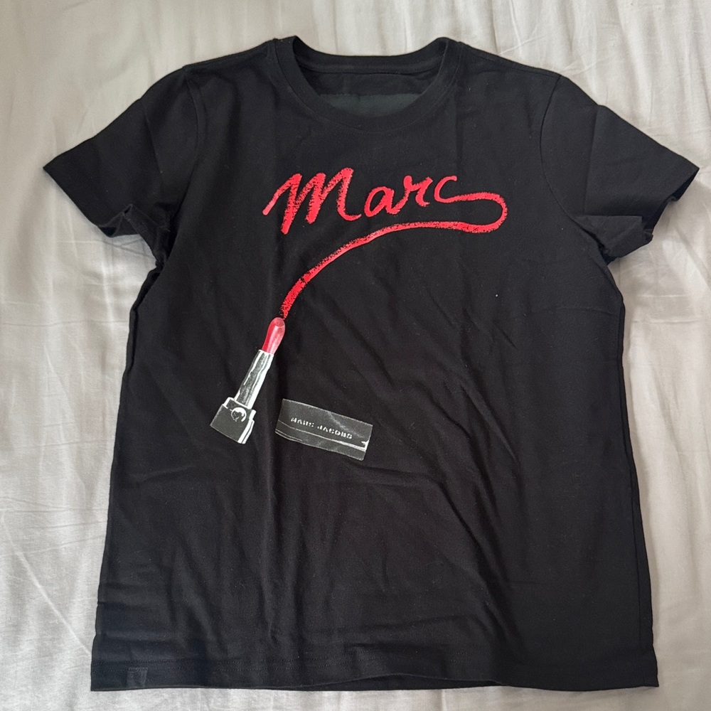 MARC JACOBS Black Tee with Red Lipstick Graphic